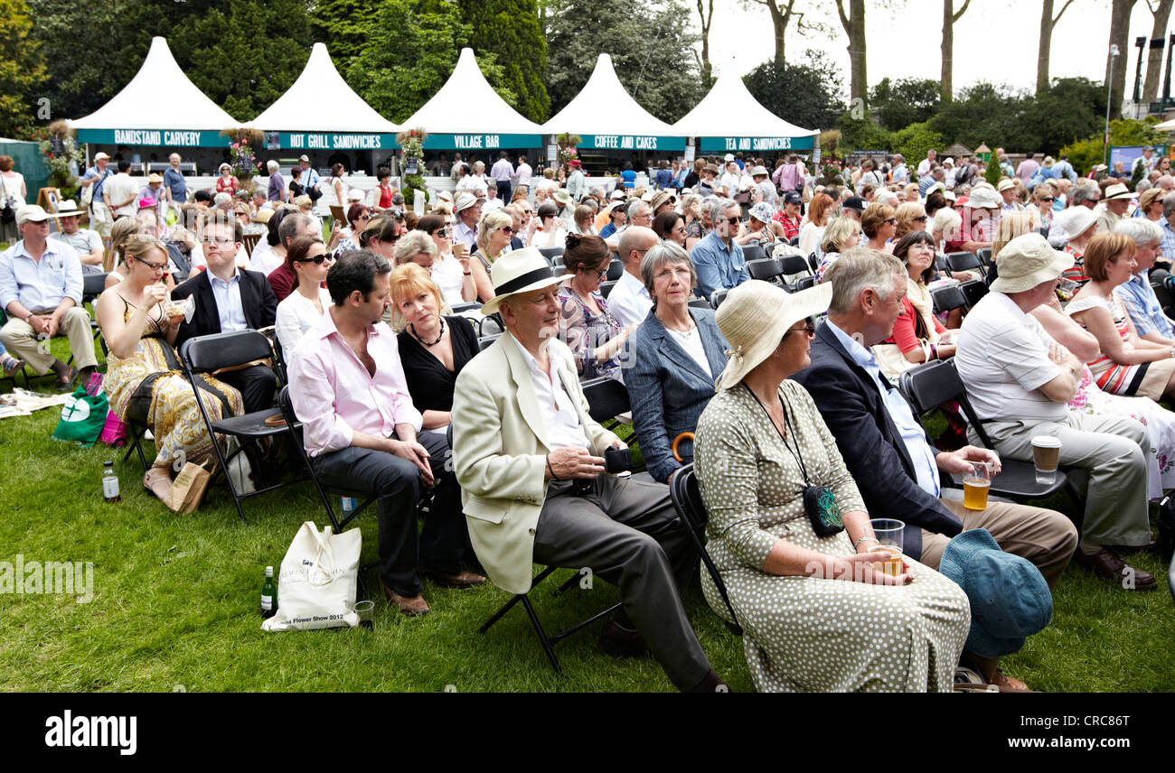 Menschen, die traditionelle Musik in der Chelsea Flower Show London UK Stockfoto