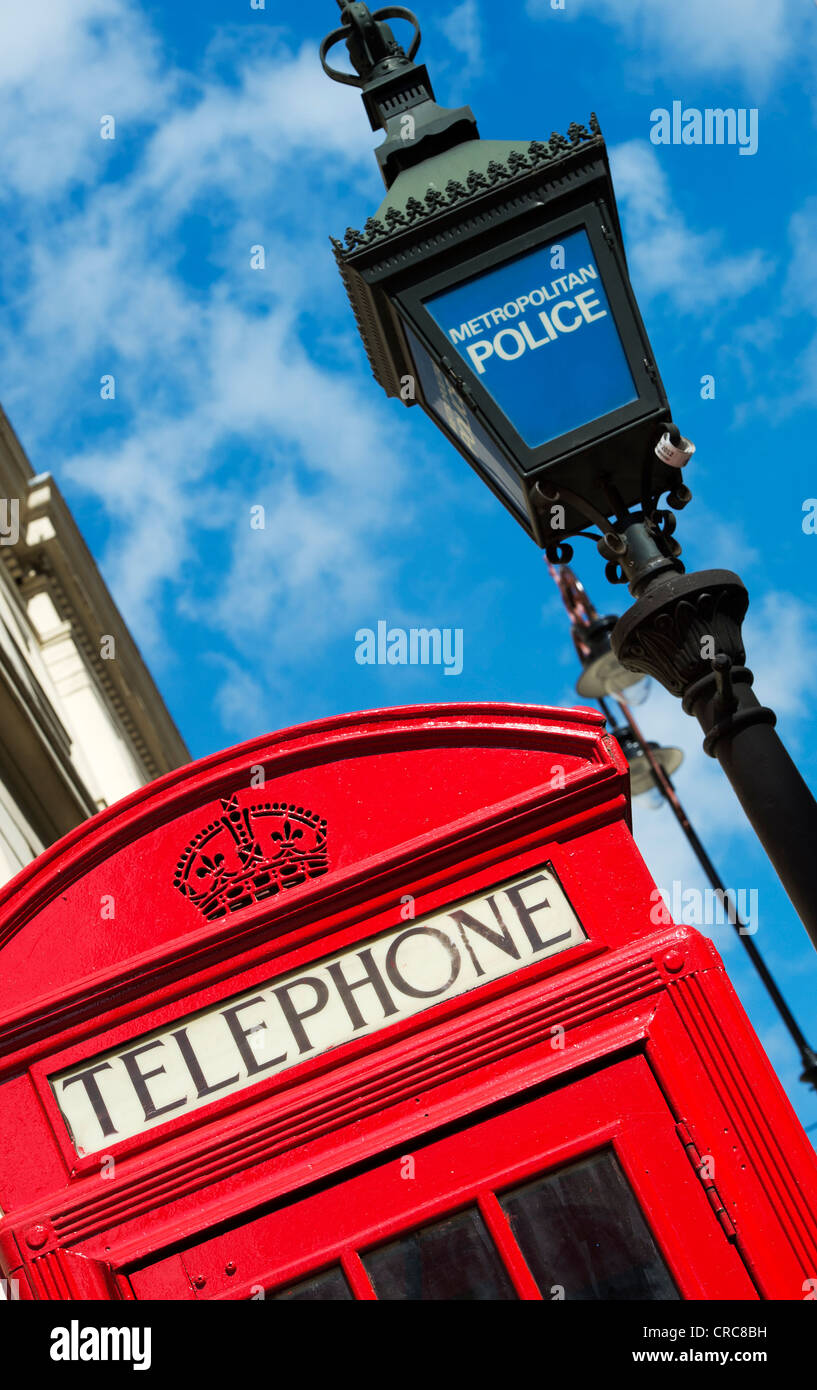 Metropolitan Police Licht und rote Telefonzelle gegen blauen Himmel. London, England Stockfoto