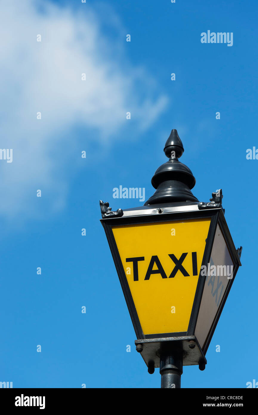 Taxi-Lampe gegen blauen Himmel. London, England Stockfoto