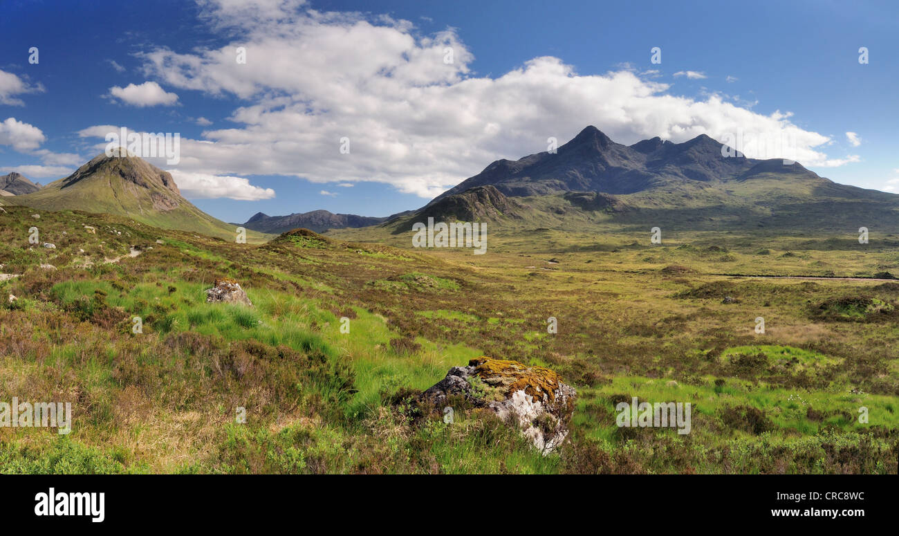 Marsco, Glen Sligachan, Sgurr Nan Gillean und der Black Cuillin an einem sonnigen Sommertag blauen Himmel auf der Isle Of Skye, Schottland Stockfoto
