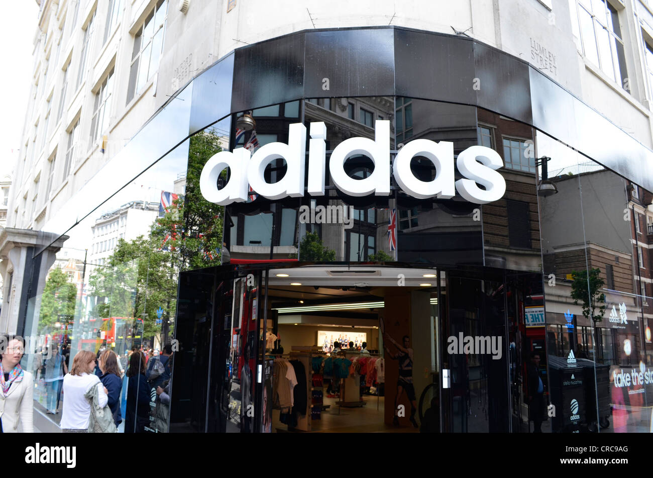Adidas Geschäft vor Oxford street Stockfoto