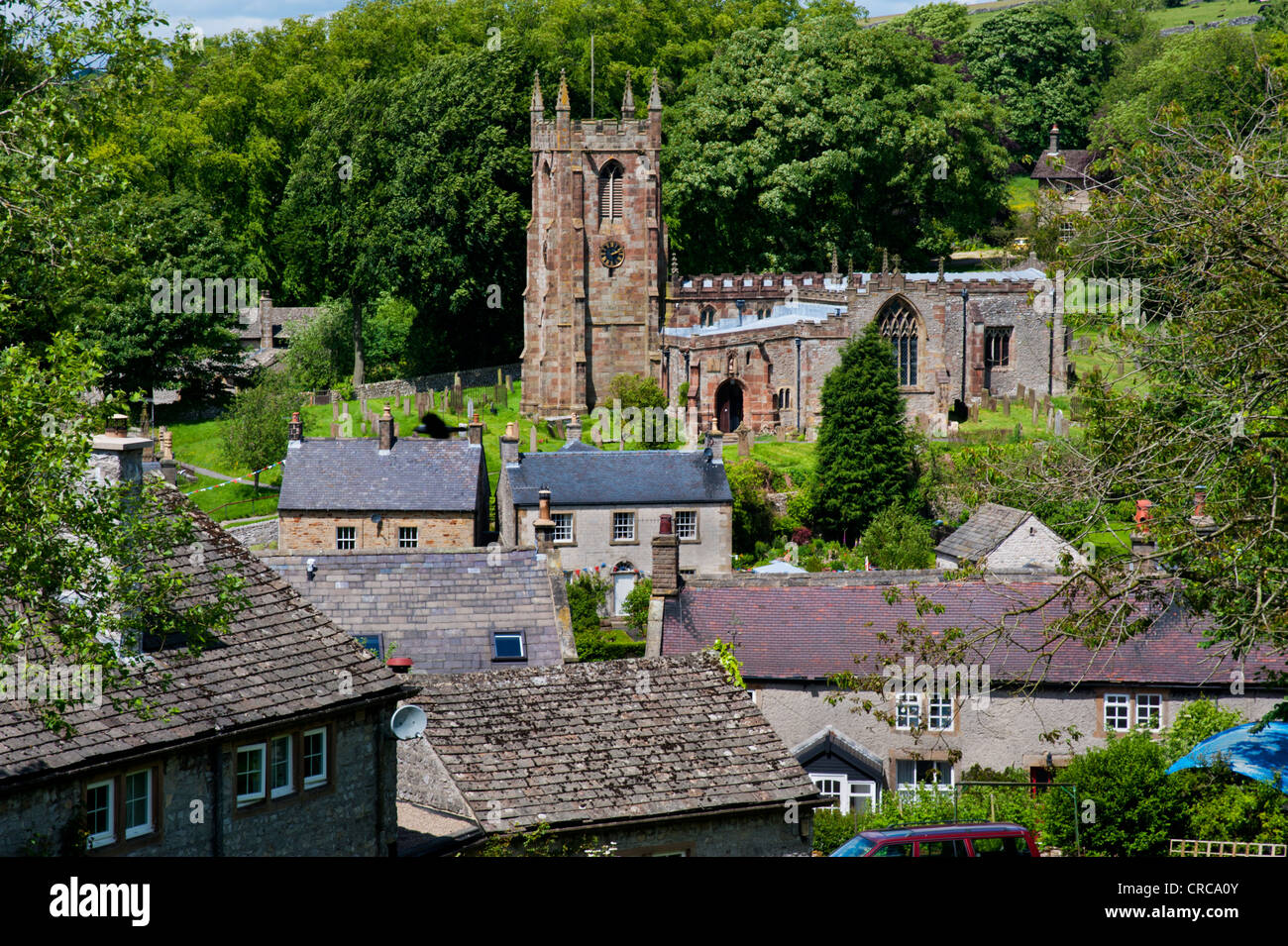 The village, St Giles' Kirche, in der der Nationalpark Peak District, Derbyshire, Großbritannien Stockfoto