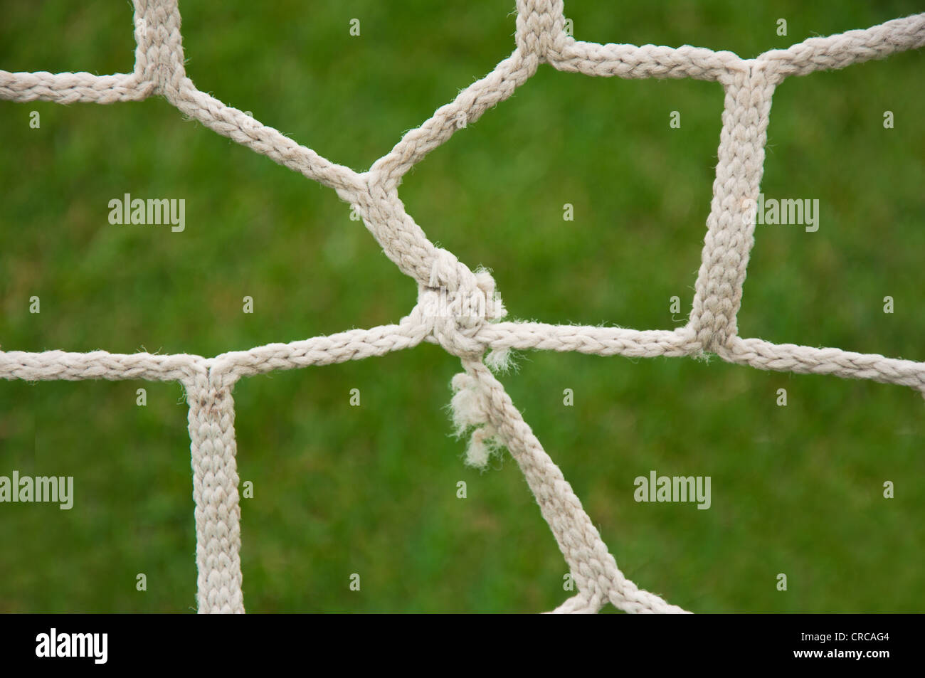Detail der Fußballnetz gegen grünen Rasen hautnah Stockfoto