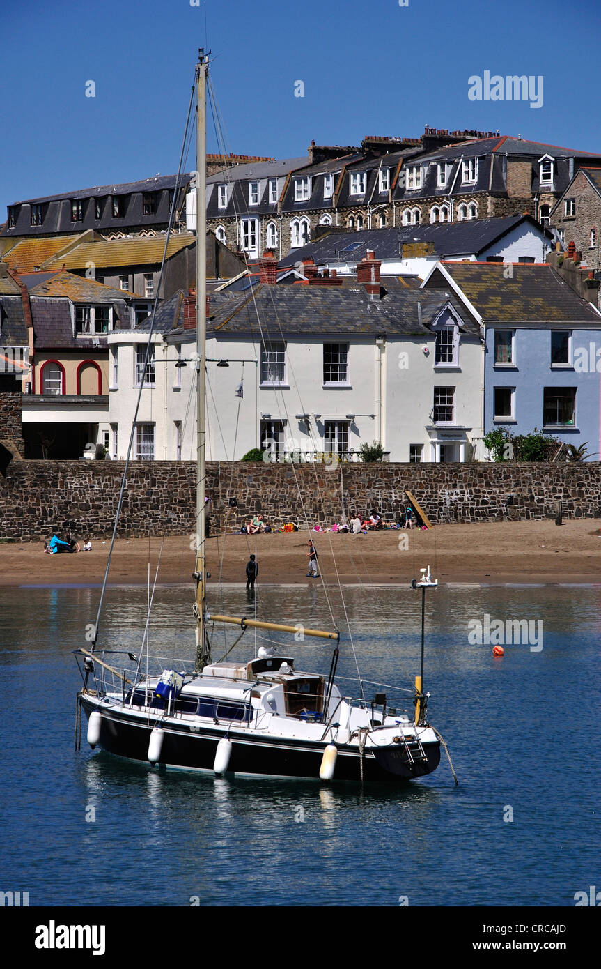 Ein Hochformat Ilfracombe zeigt ein Boot im Hafen North Devon UK Stockfoto