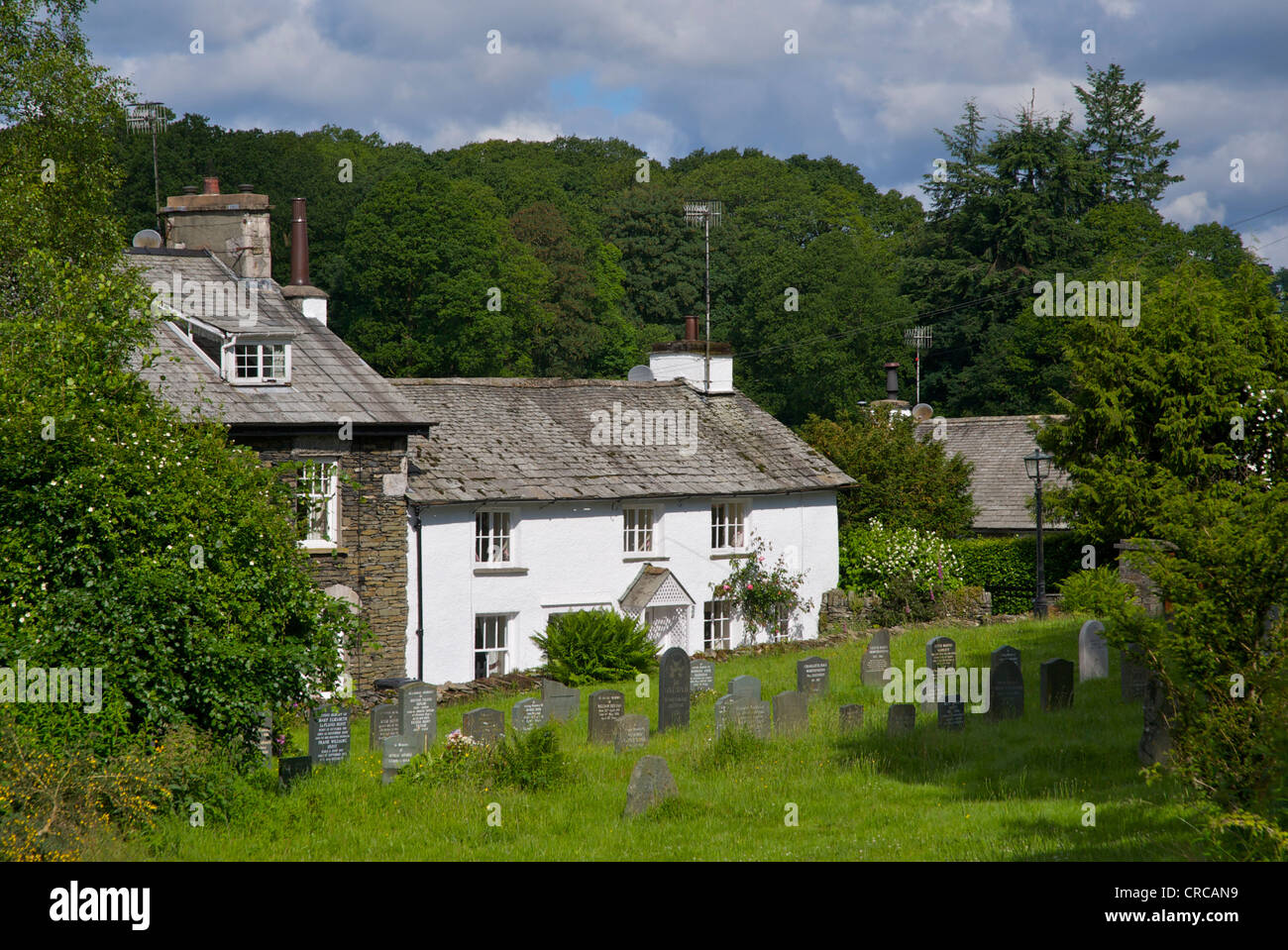 Haus in dem Dorf von weit Sawrey, Nationalpark Lake District, Cumbria, England UK (gesehen vom Friedhof der St.-Peter Kirche) Stockfoto