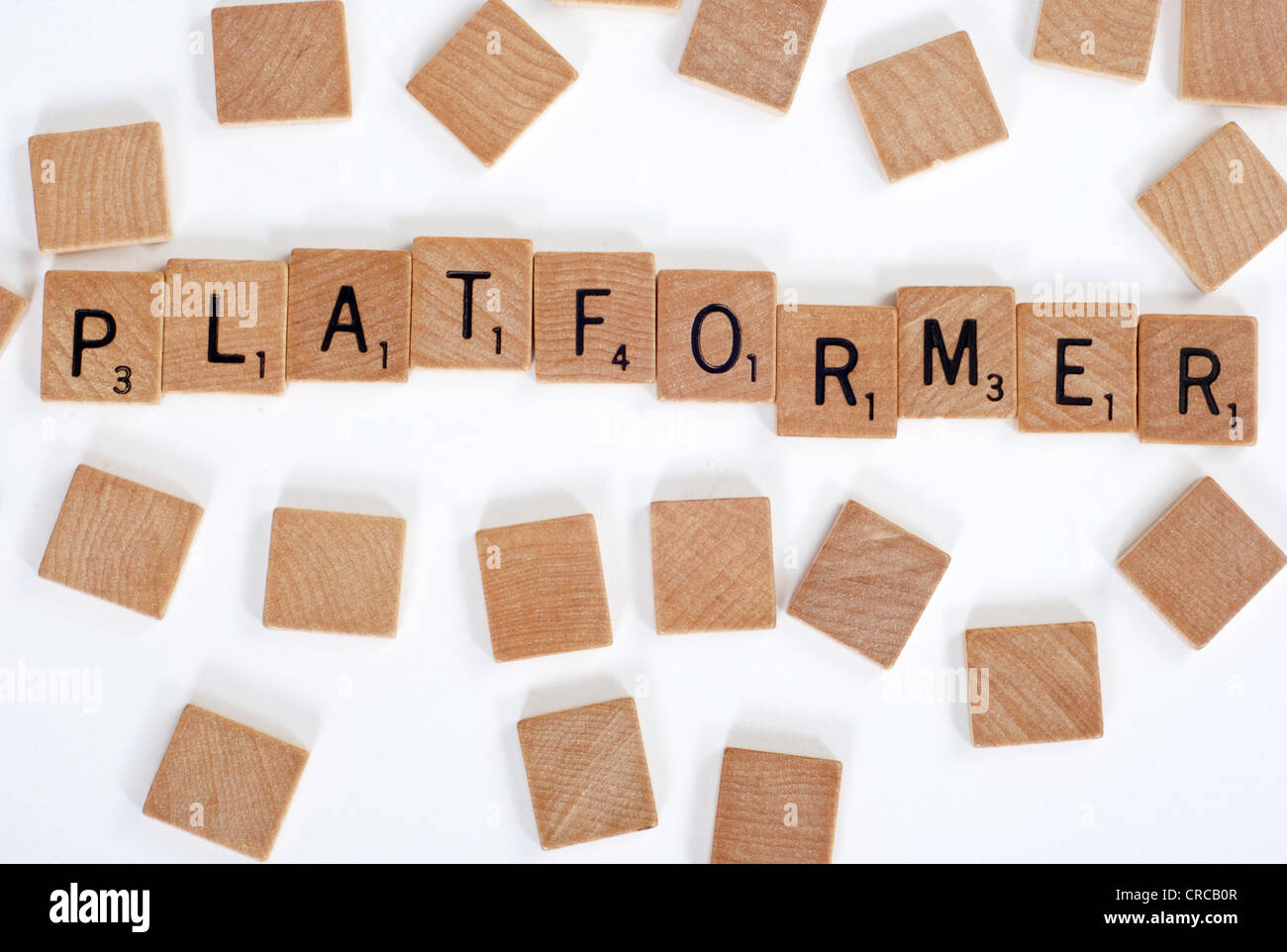 Holz-Scrabble Fliesen buchstabieren der Wörter "Platformer". Auf weiß Stockfoto