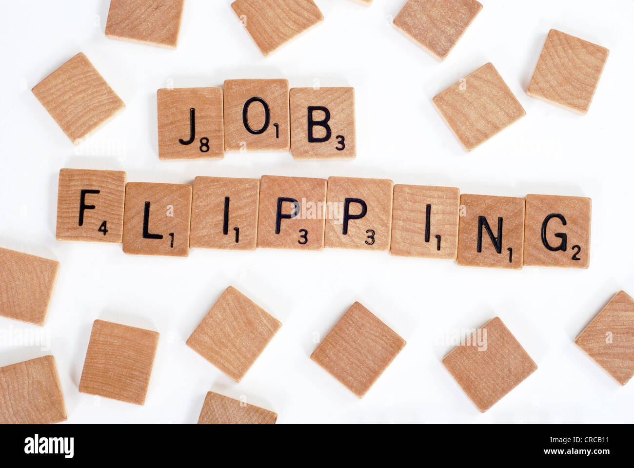Holz-Scrabble Fliesen buchstabieren der Wörter "Flipping Job". Auf weiß Stockfoto