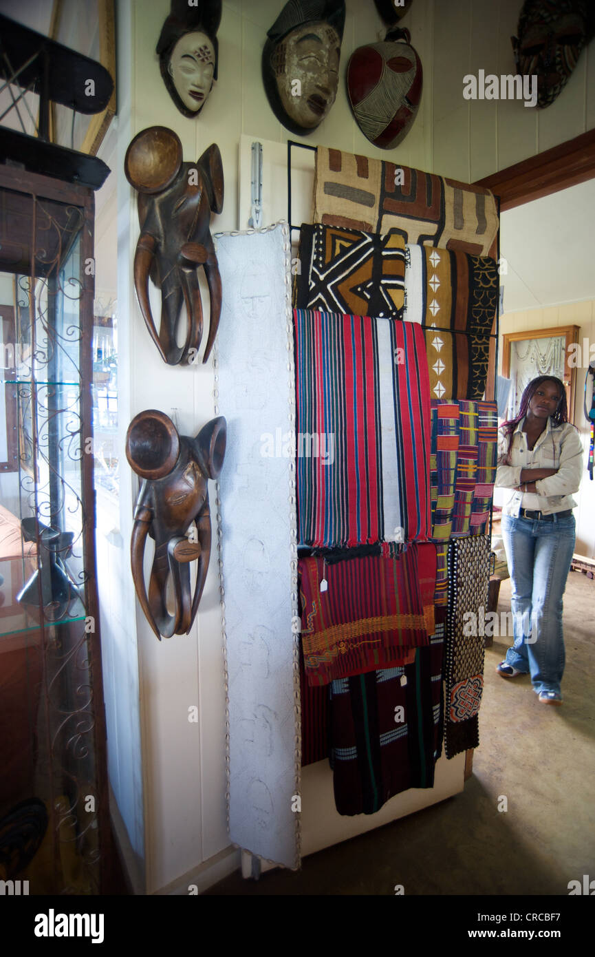 Außenposten-Shop mit Stoffen und Masken in Laikipia. Kenia, Ostafrika. Stockfoto