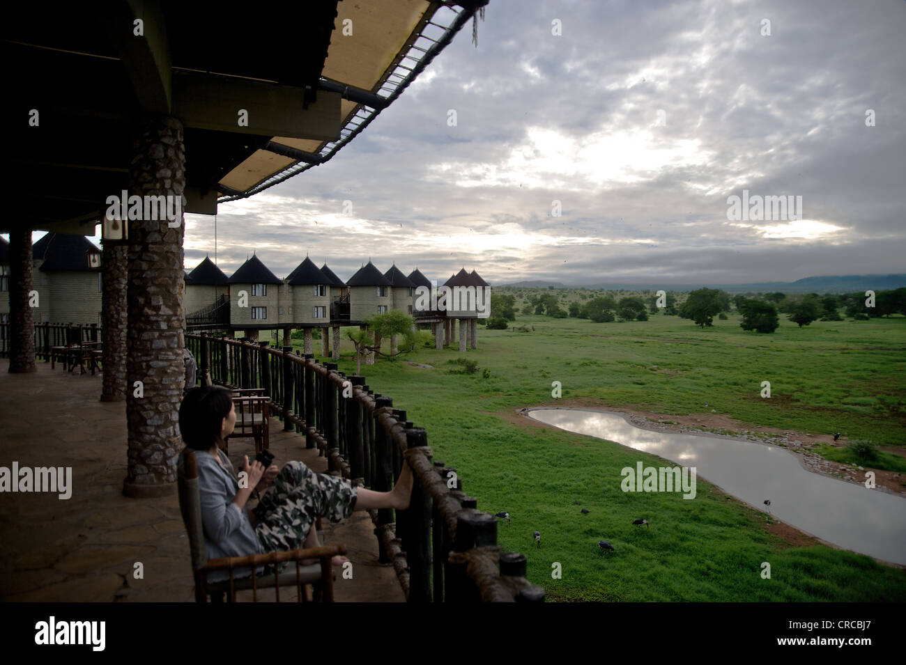 Frau kenianischen Ausblick auf die Landschaft genießen Stockfoto