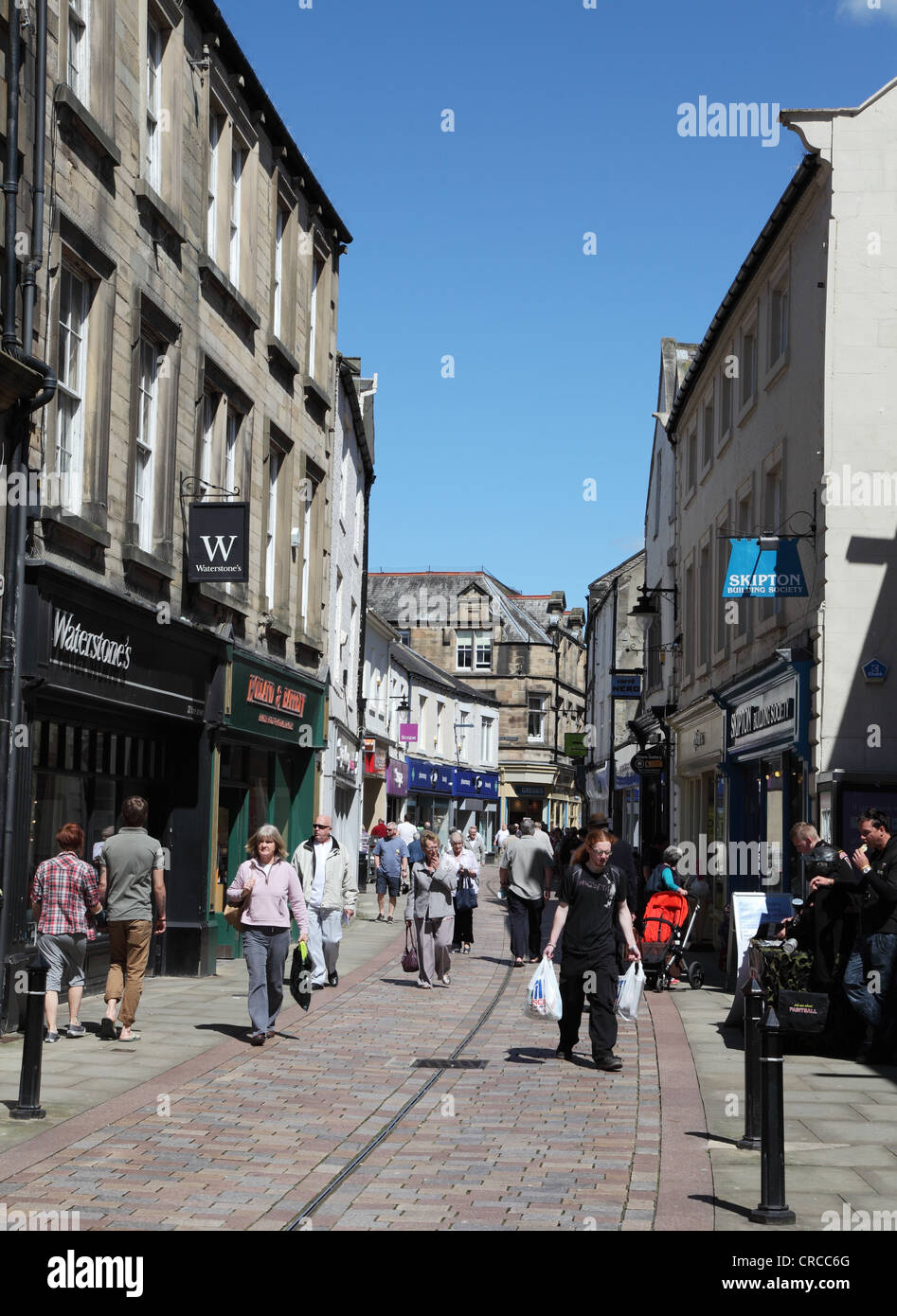Menschen shopping Haltwhistle Northumberland, England Großbritannien Stockfoto
