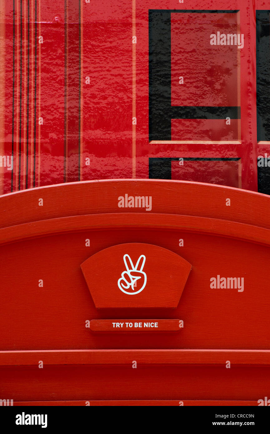 Rotes Telefon Box Puma Shop Fassade. Carnaby Street, London, England Stockfoto