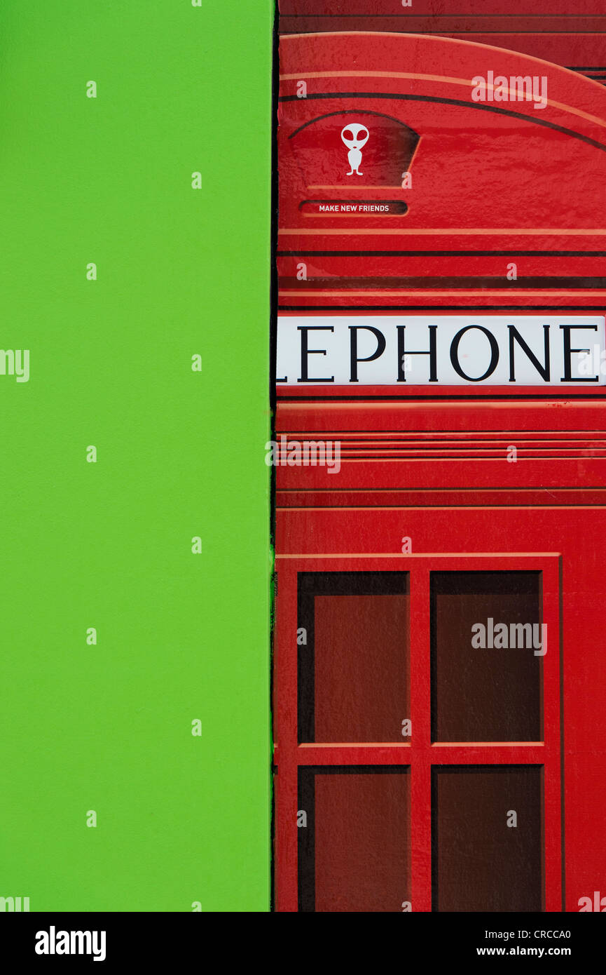 Rotes Telefon Box Puma Shop Fassade. Carnaby Street, London, England Stockfoto
