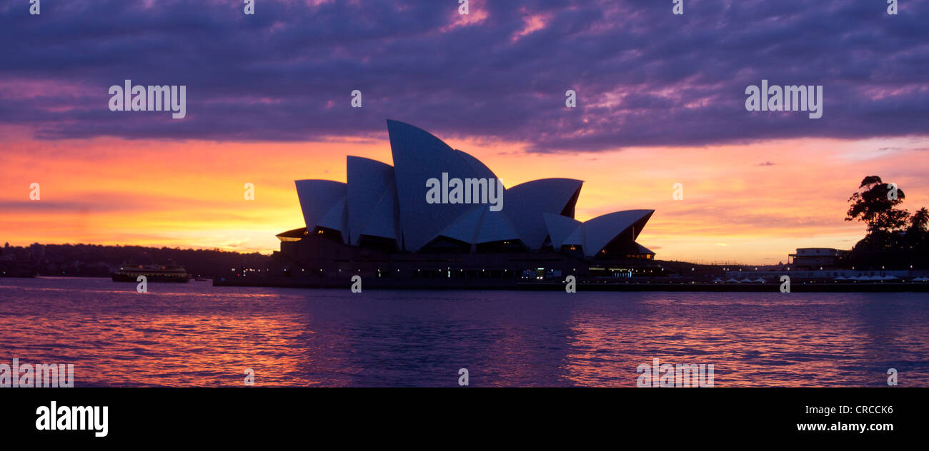 Sydney Opera House in der Morgendämmerung aus über Sydney Cove Sydney New South Wales Australien Stockfoto