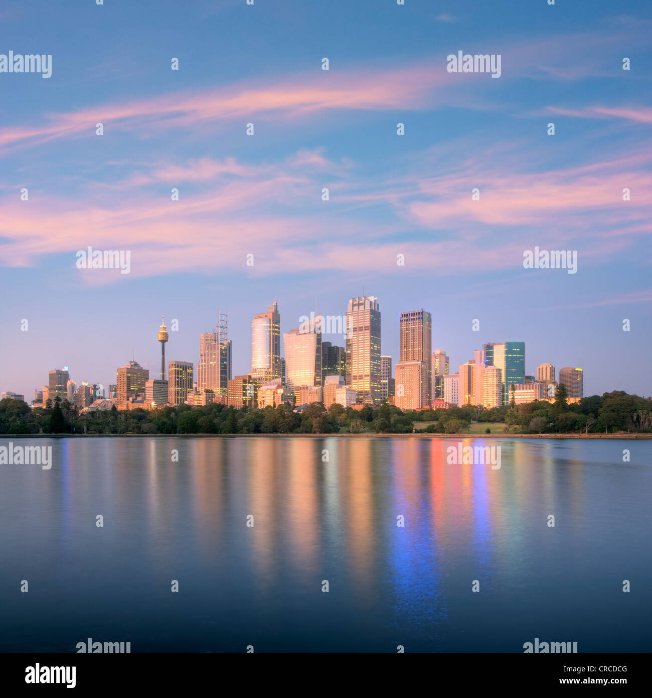 Sydney Skyline von Frau Macquarie Punkt bei Sonnenaufgang, sind die ersten Strahlen der Sonne Aufleuchten der Wolkenkratzer auf der waterfron Stockfoto