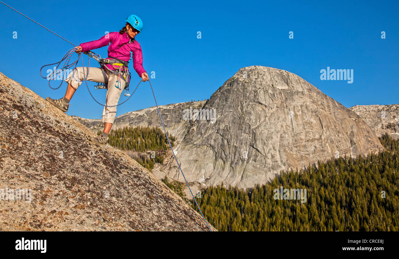 Kletterer Abseilen vom Gipfel nach einem anspruchsvollen Aufstieg. Stockfoto