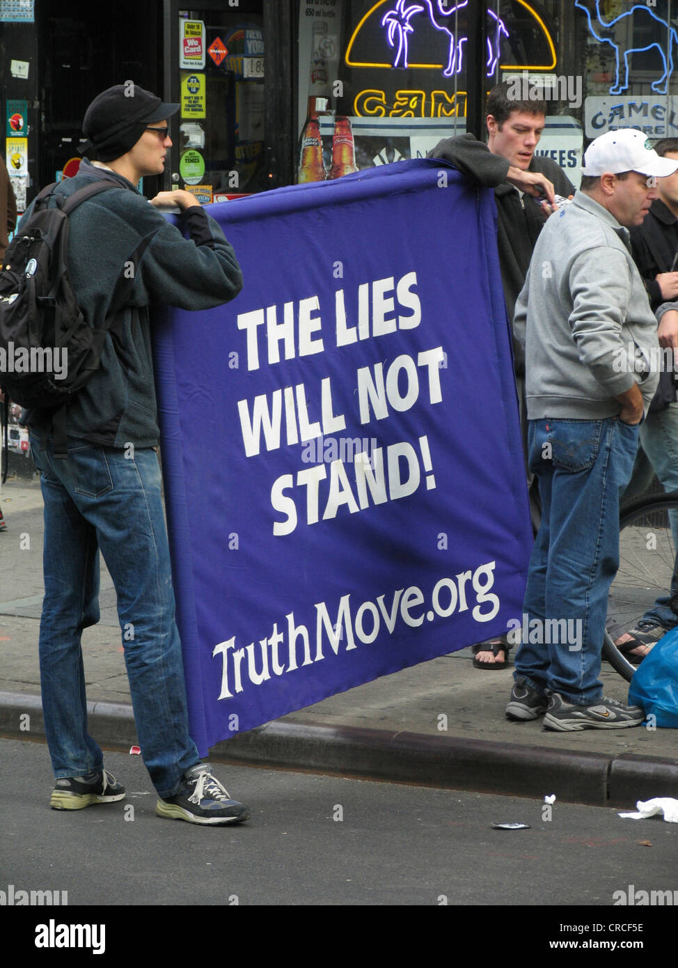 Demonstranten mit Banner protestieren gegen den Krieg im Irak während 2007 New York Marathon, USA, USA, New York (Bundesstaat) Stockfoto
