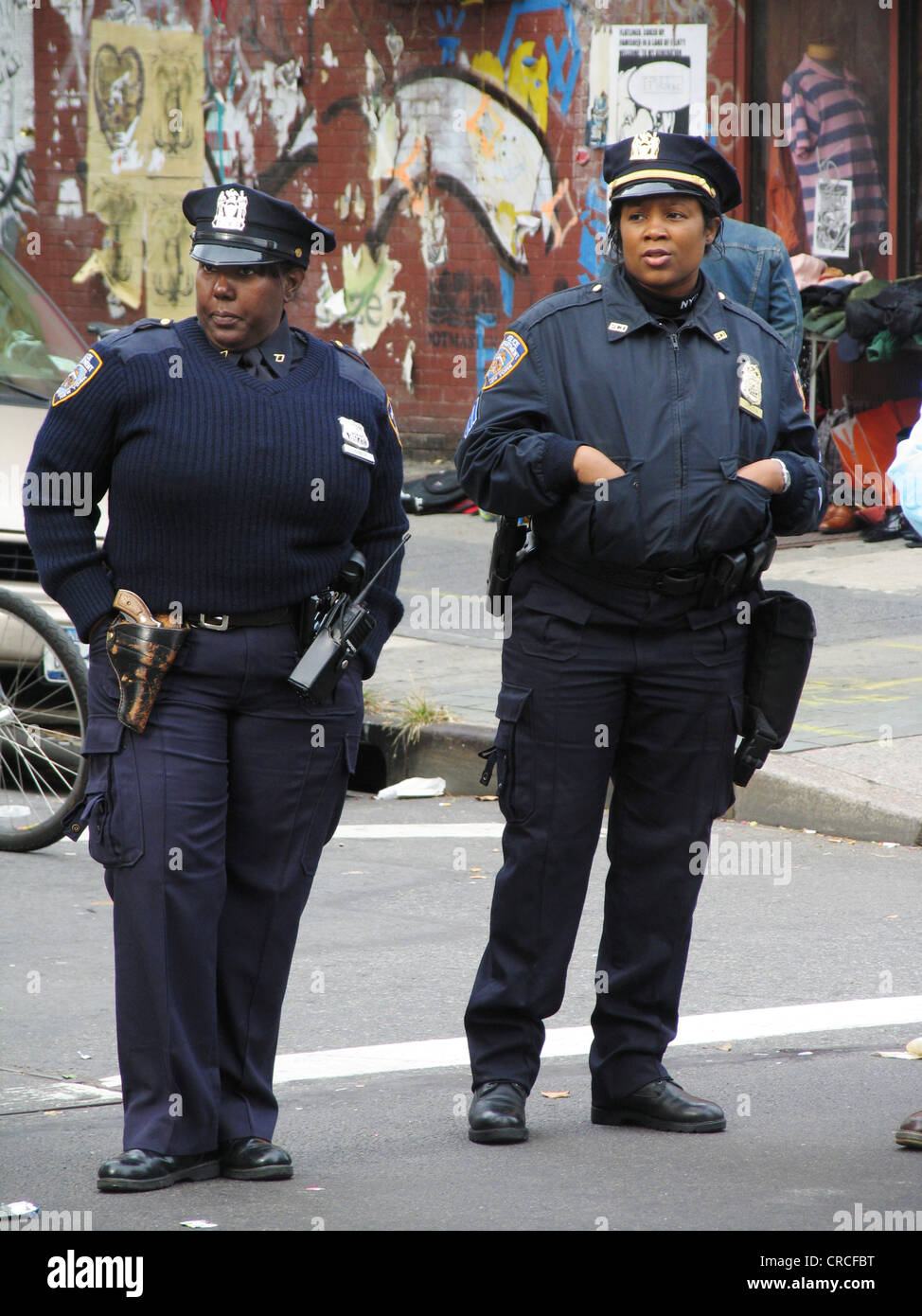 Zwei Polizisten mit blauen Uniformen, USA, Brooklyn, New York City Stockfoto