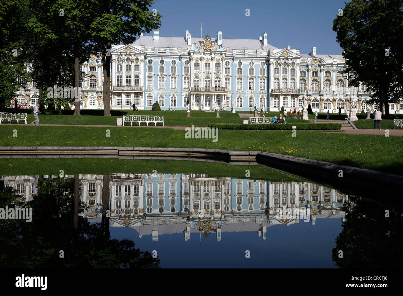 Spiegelung im Wasser, Katharinenpalast, Zarskoje Selo, UNESCO-Weltkulturerbe, St. Petersburg, Russland Stockfoto