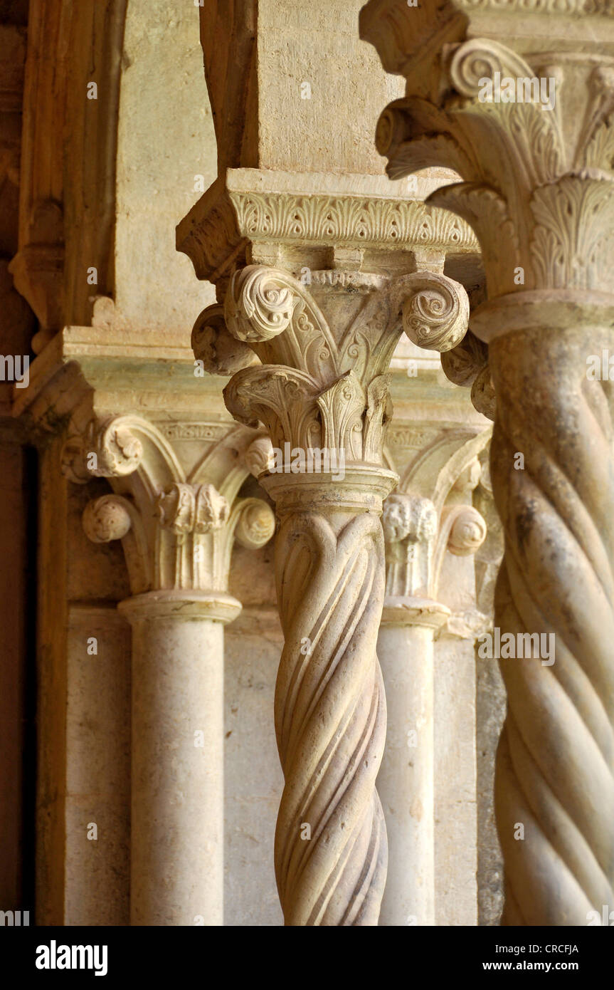 Säulen mit reich verzierten Kapitellen im Kreuzgang der gotischen Basilika der Zisterzienserkloster Fossanova Abbey, in der Nähe von Priverno Stockfoto