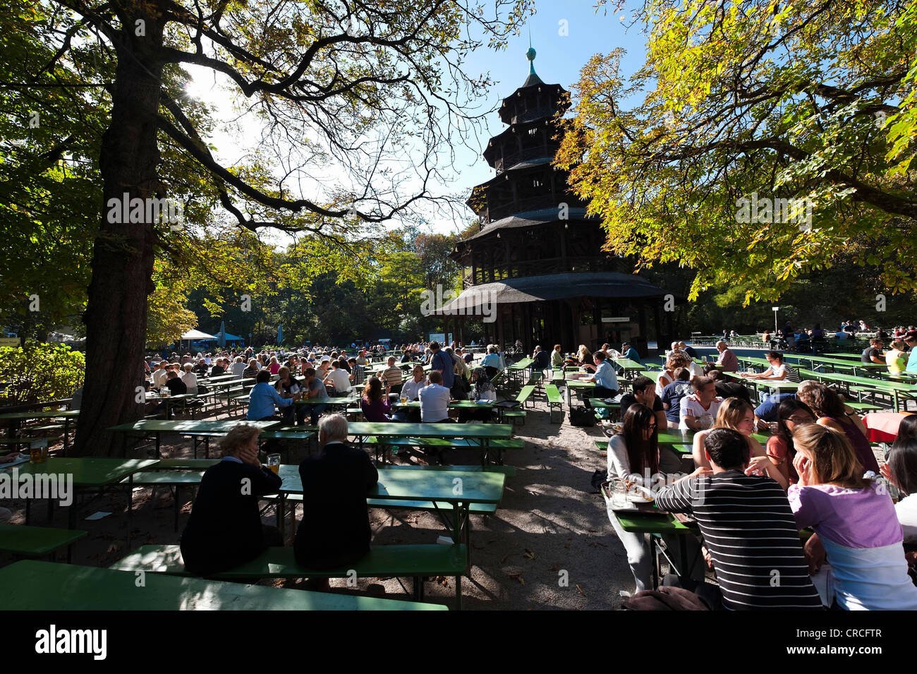Leute Sitzen Im Biergarten Des Hotels In Der Nahe Von Den