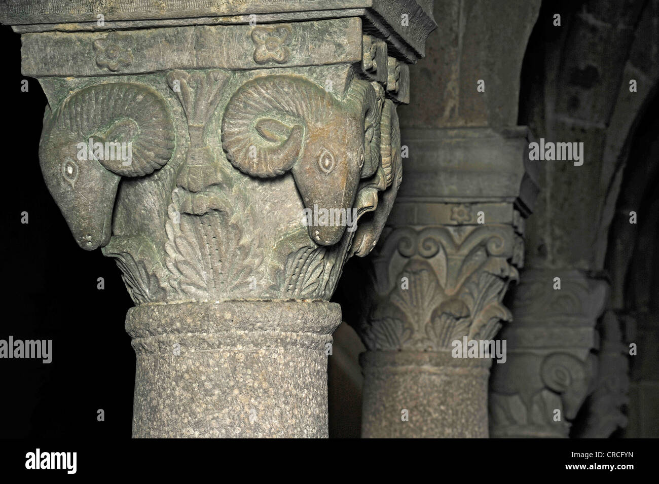 Spalte Kapital Darstellung eines Widders und Pflanzen, in die unterirdischen Säulenhalle der heidnischen Krypta, 10. Jahrhundert, die Kathedrale von St.. Stockfoto
