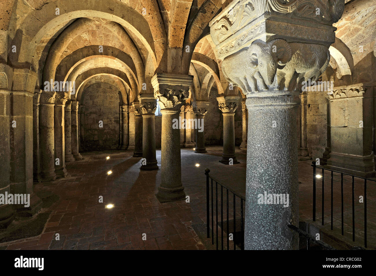 Spalte Kapital Darstellung einen Widder in die unterirdischen Säulenhalle der heidnischen Krypta, 10. Jahrhundert, die Kathedrale von St. Sepulchre, Stockfoto