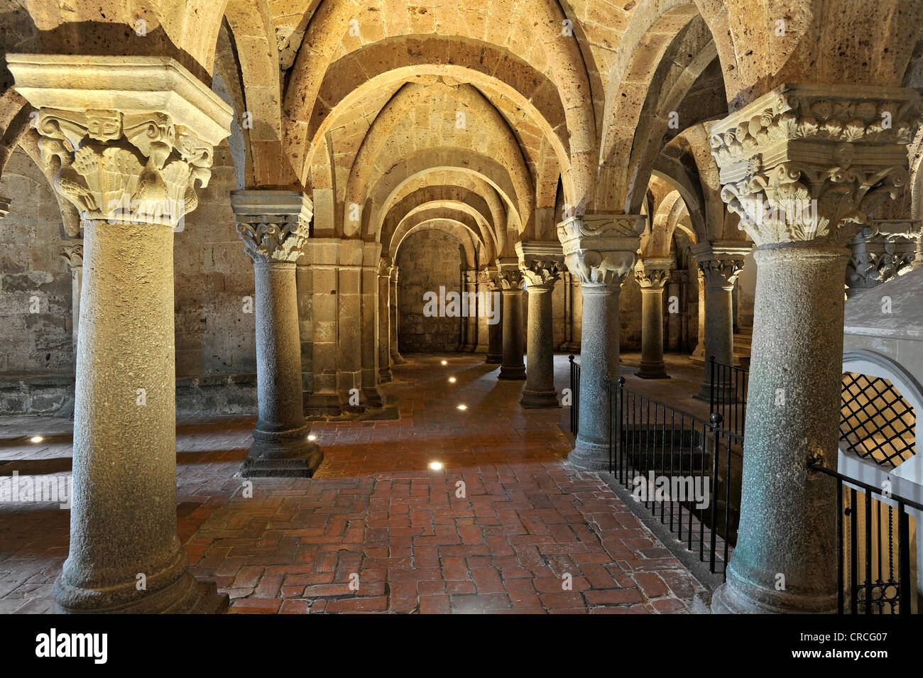 Spalte Kapitalien in die unterirdischen Säulenhalle der heidnischen Krypta, Basilika aus dem 10. Jahrhundert, Kathedrale St. Sepulchre, Stockfoto
