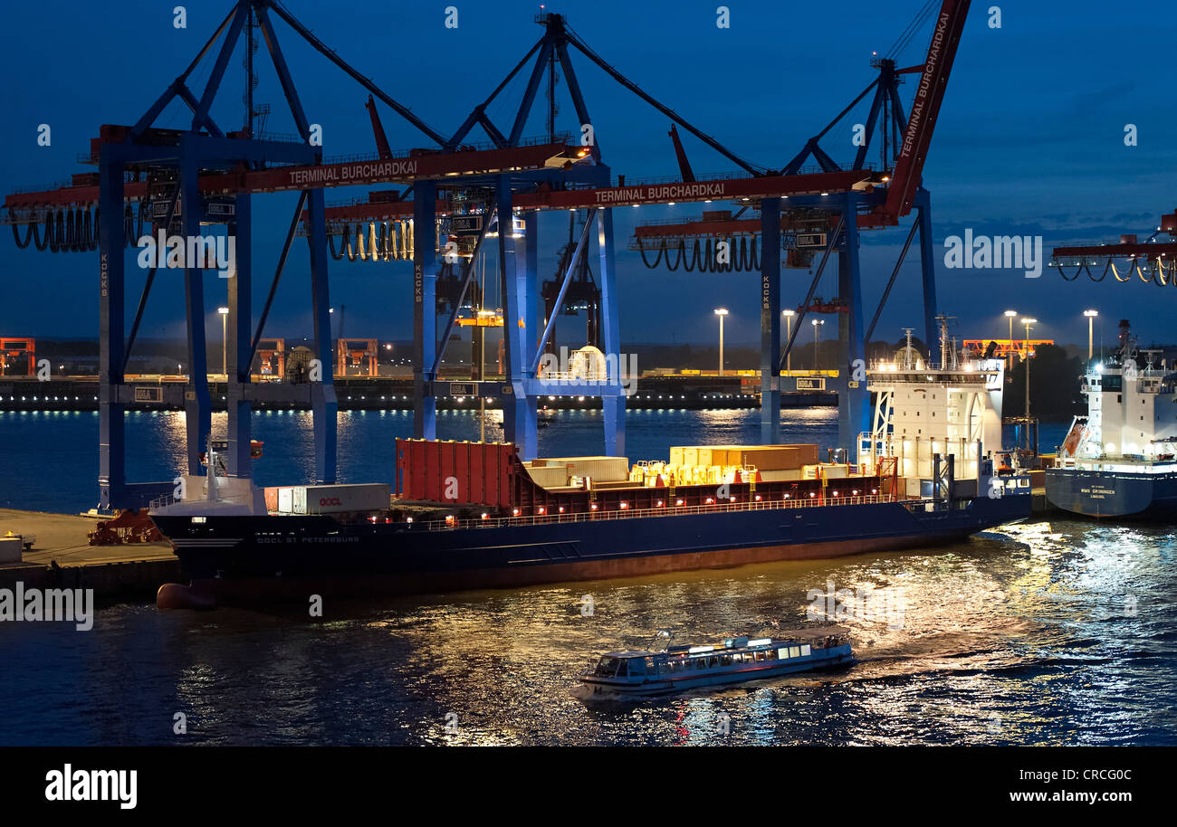 Frachter vor Anker OOCL St. Petersburg am Burchardkai-Terminal in der Freihafen Hamburg, Fluss Elbe, Hamburg, Deutschland, Europa Stockfoto