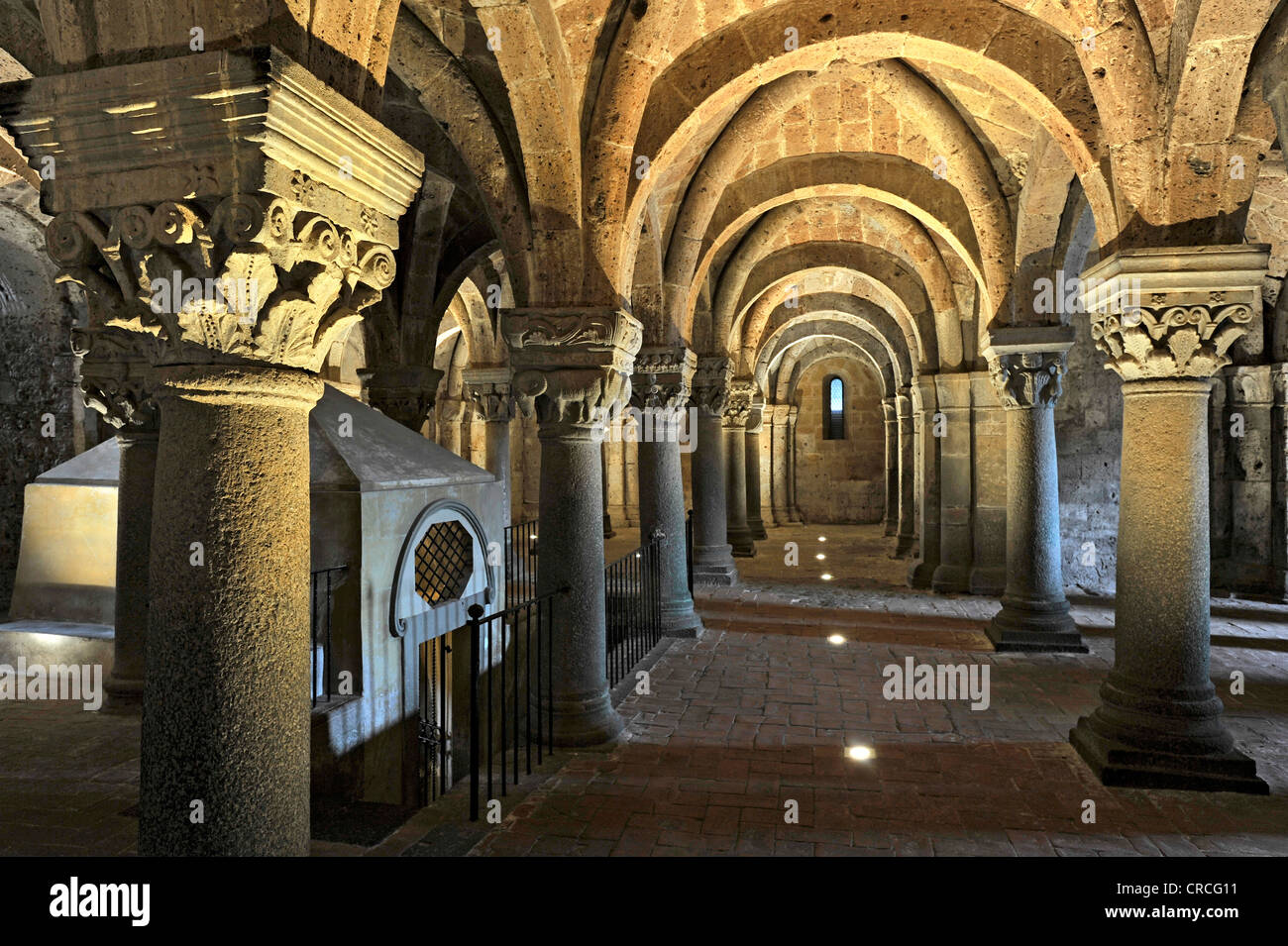 Baldachin und Spalte Hauptstädte in die unterirdischen Säulenhalle der heidnischen Krypta, 10. Jahrhundert, die Kathedrale von St. Sepulchre, Stockfoto