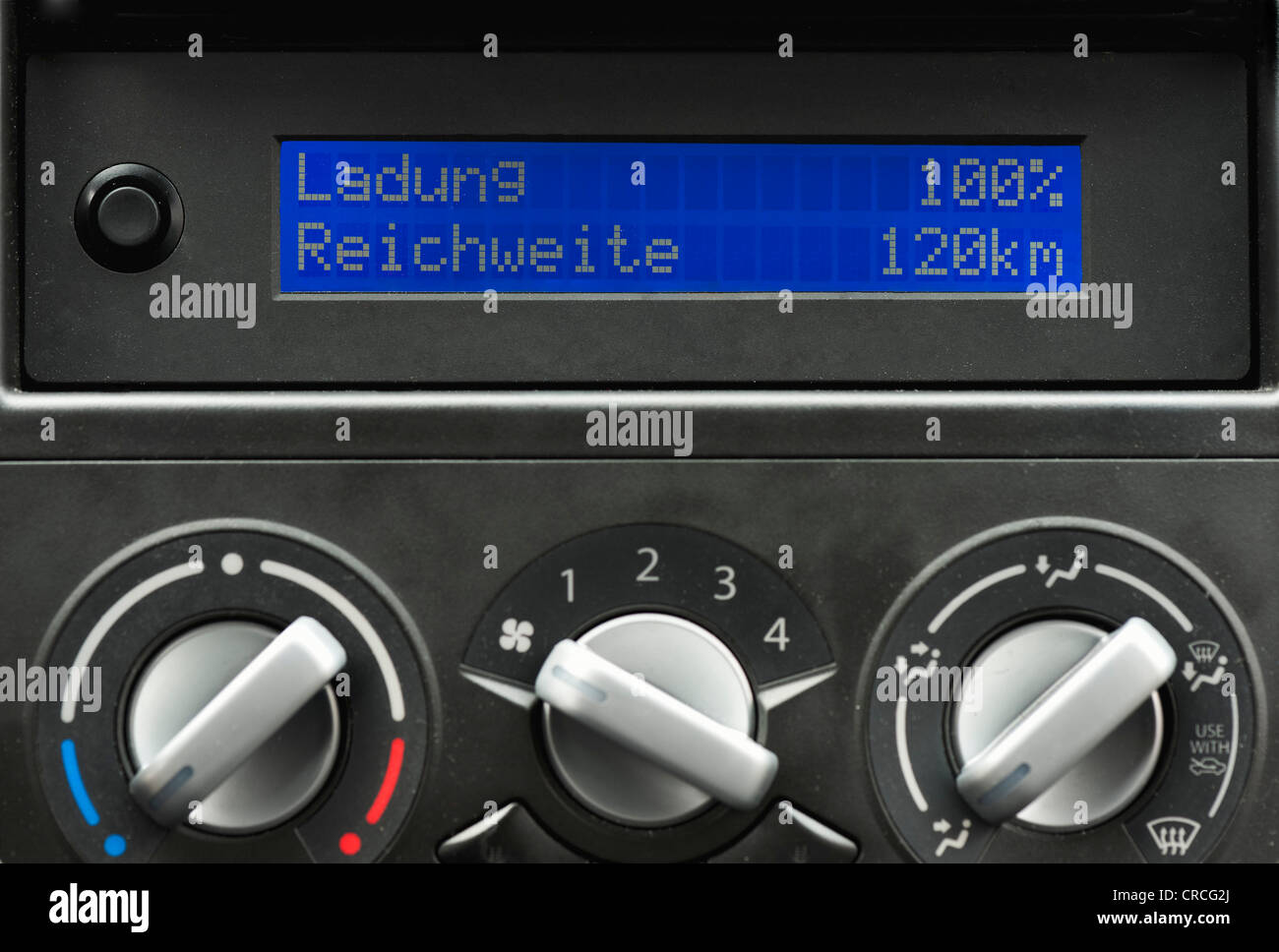 Anzeigen auf dem Armaturenbrett des Suzuki Splash-Elektro-Auto, Anzeigen zeigen, dass die Batterie 100 Prozent geladen ist Stockfoto