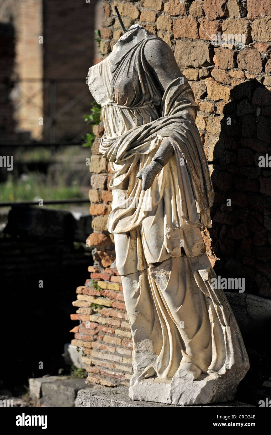 Weibliche kopflose Statue aus dem Giebel des Tempio di Roma Ed Augusto, der Tempel der Roma und des Augustus Stockfoto