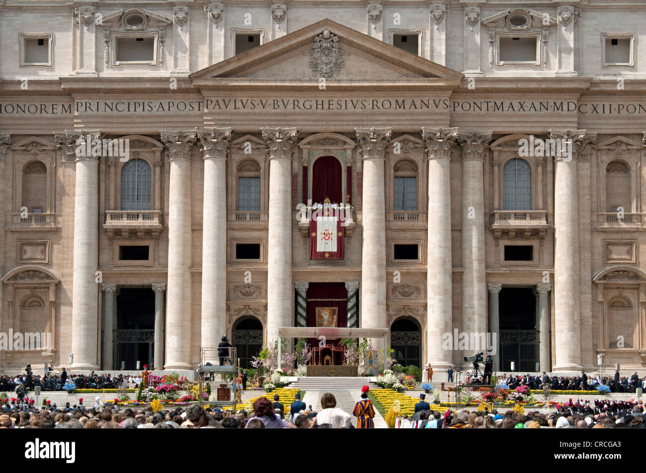 Der Petersdom mit Papst Benedict XVI während der Ostermesse und Urbi et Orbi Päpstlichen Segen, Balkon Loggia Delle Benedizioni Stockfoto
