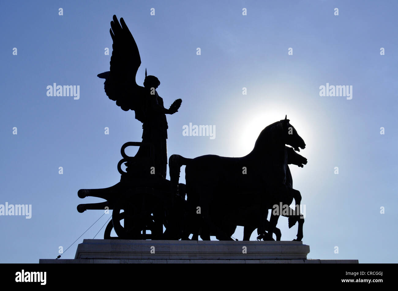 Bronze-Skulptur von der Quadriga della Libertà von Bartonlini, Silhouette, Nationaldenkmal für König Vittorio Emanuele II, Stockfoto