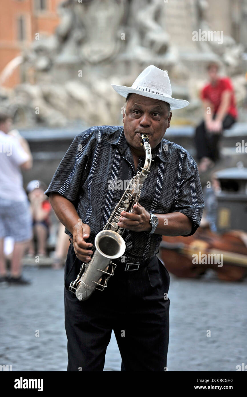 Straßenmusik Saxophonist, Piazza della Rotonda, Rom, Latium, Italien, Europa Stockfoto