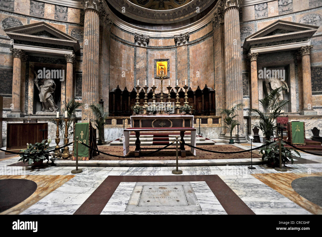 Innenraum mit Altar und Apsis, Pantheon, Rom, Latium, Italien, Europa Stockfoto