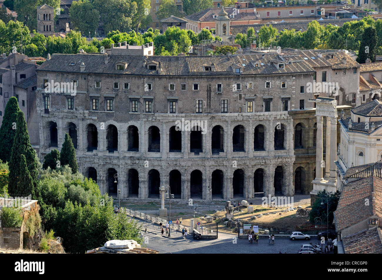 Theater des Marcellus oder Teatro di Marcello und drei Säulen der Tempel des Apollo Sosianus, Forum Holitorium, Rom, Latium Stockfoto