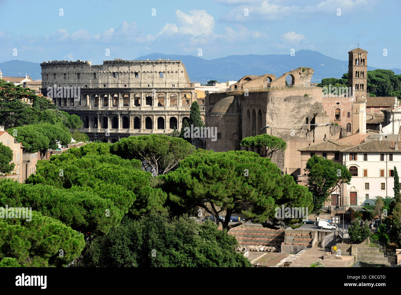 Kolosseum, Basilika des Maxentius und Konstantin, Kirche Santa Francesca Romana, Roman Forum, Via dei Fori Imperiali, Rom Stockfoto