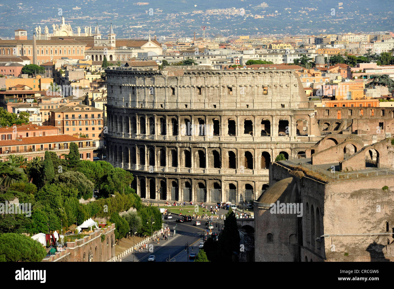 Lateran Komplex, Via dei Fori Imperiali, das Kolosseum, Basilika des Maxentius und Konstantin, Roman Forum, Rom, Latium, Italien Stockfoto