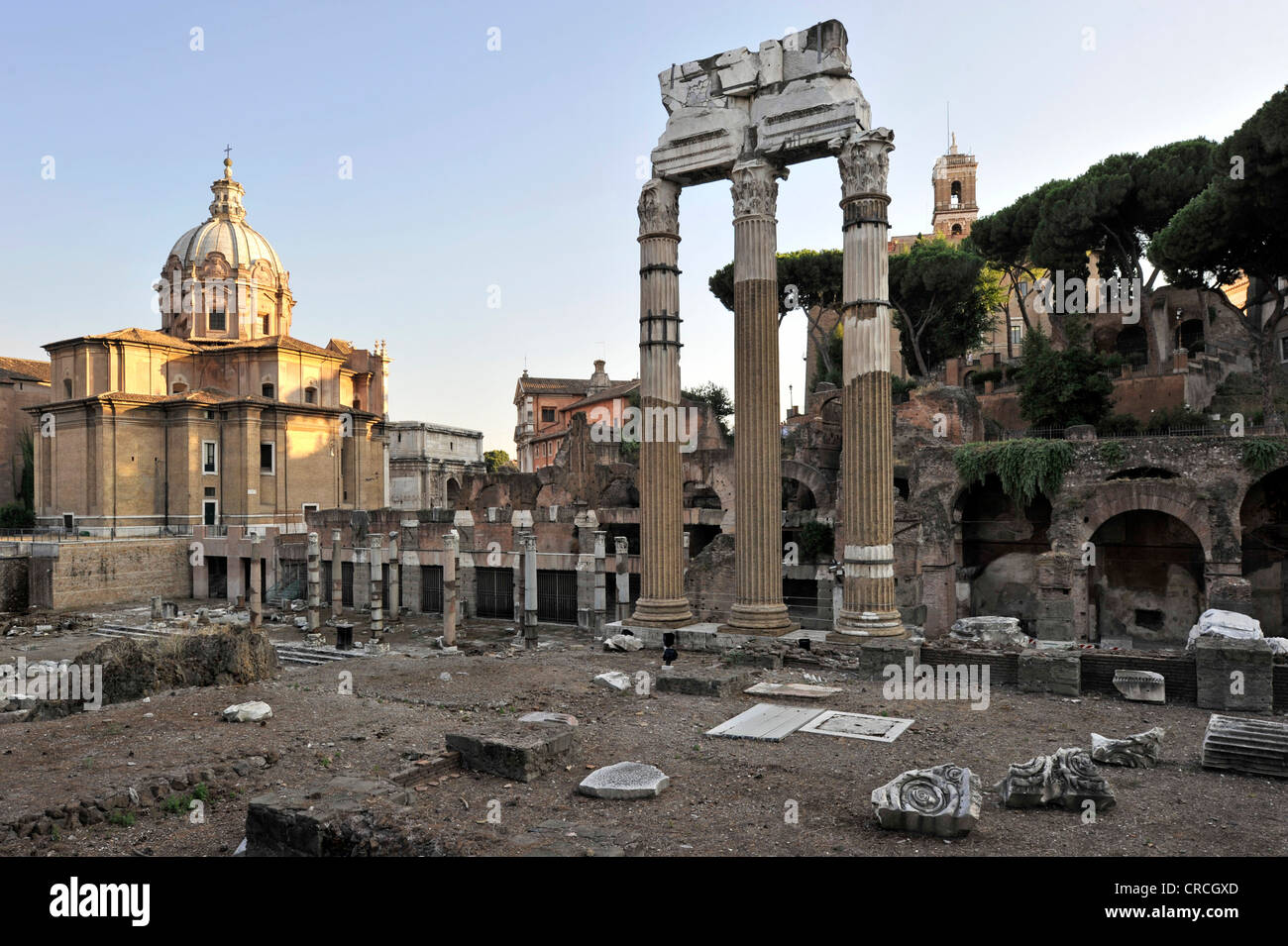 Kirche von Santi Luca e Martina und drei Säulen der Tempel der Venus Genetrix, Via dei Fori Imperiali, Rom, Latium, Italien Stockfoto