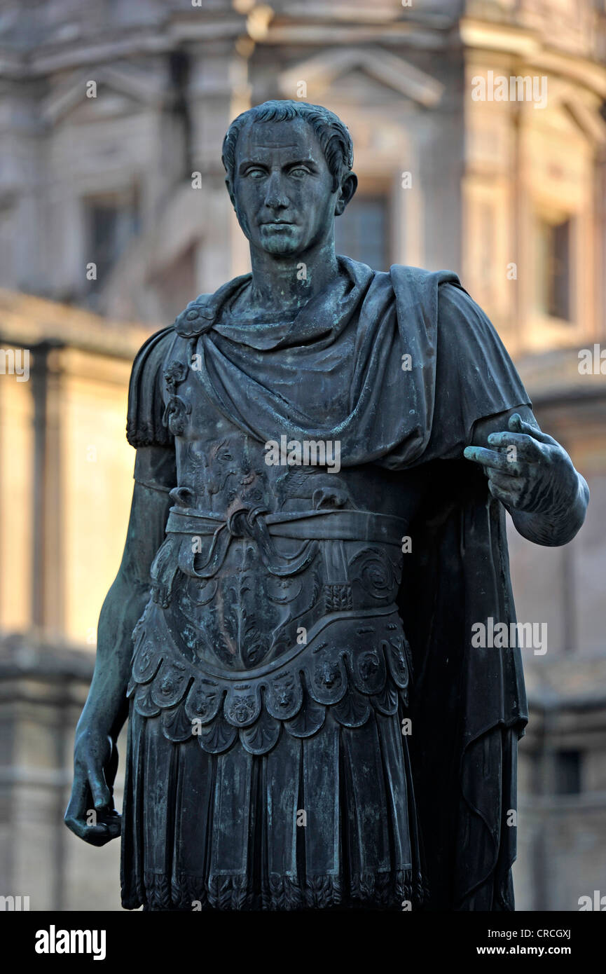 Bronze-Statue von Roman Emperor Gaius Julius Caesar an Caesars Forum, Via dei Fori Imperiali, Rom, Latium, Italien, Europa Stockfoto