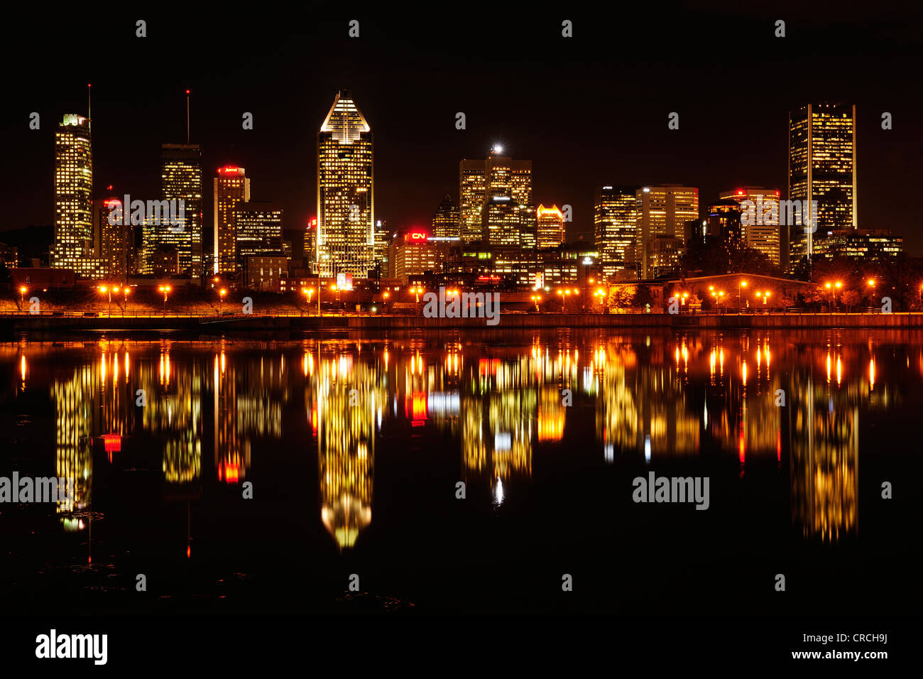 Skyline von Montreal spiegelt sich in den St. Lawrence River, Montreal, Quebec, Kanada Stockfoto Skyline von Montreal spiegelt sich in den St. Lawrence River, Montreal, Quebec, Kanada Stockfoto