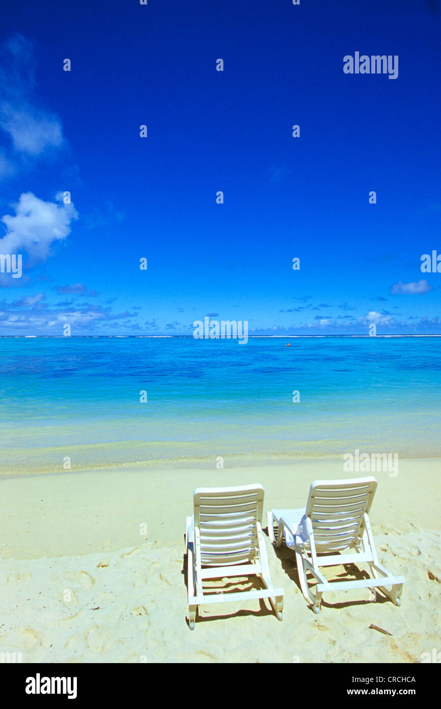 Liegestühle am Strand, Cook-Inseln Stockfoto