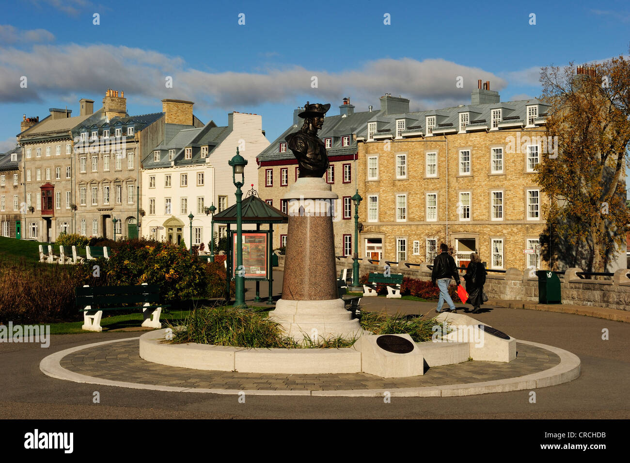 Statue von Pierre Dugua de Mons vor der Kulisse der Altstadt von Quebec Stadt, Quebec, Kanada Stockfoto