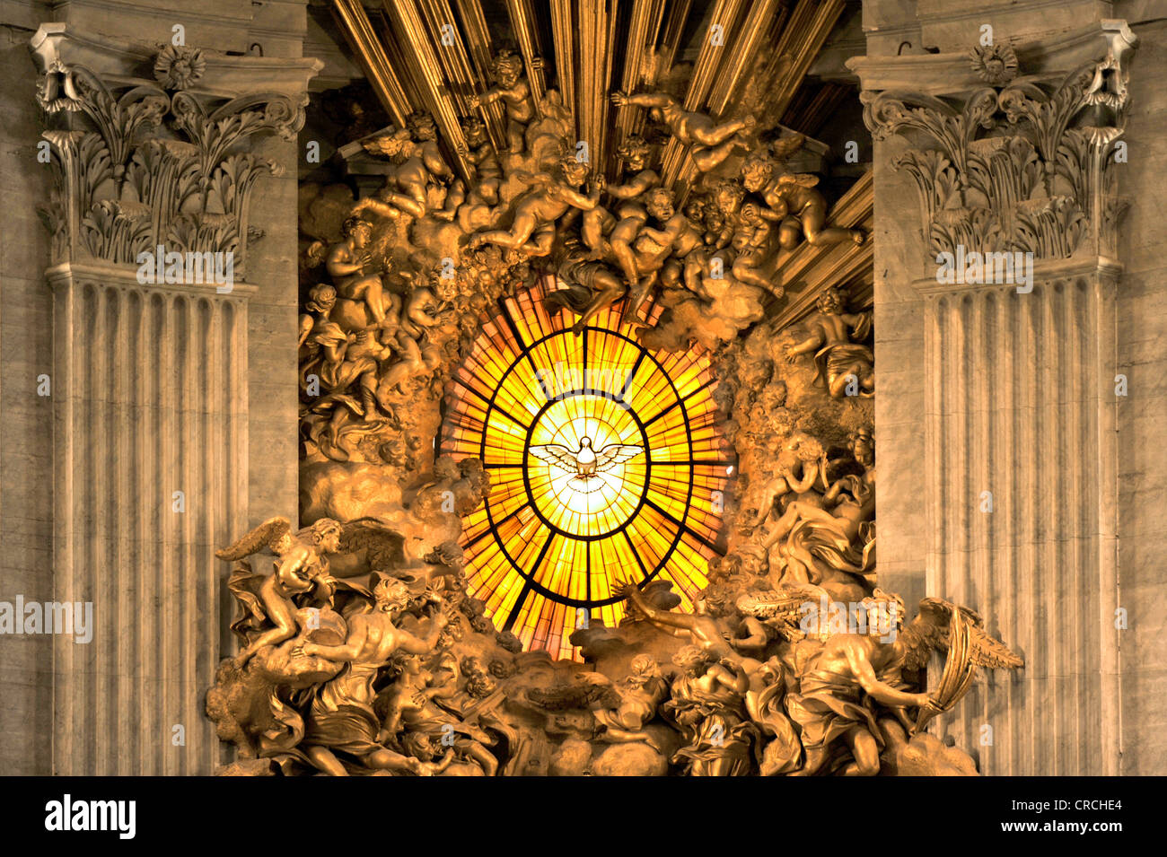 Gloria mit einem Fenster gemacht der böhmischen Glas oberhalb der Cathedra Petri von Bernini in der Apsis der Basilika St. Peter Stockfoto