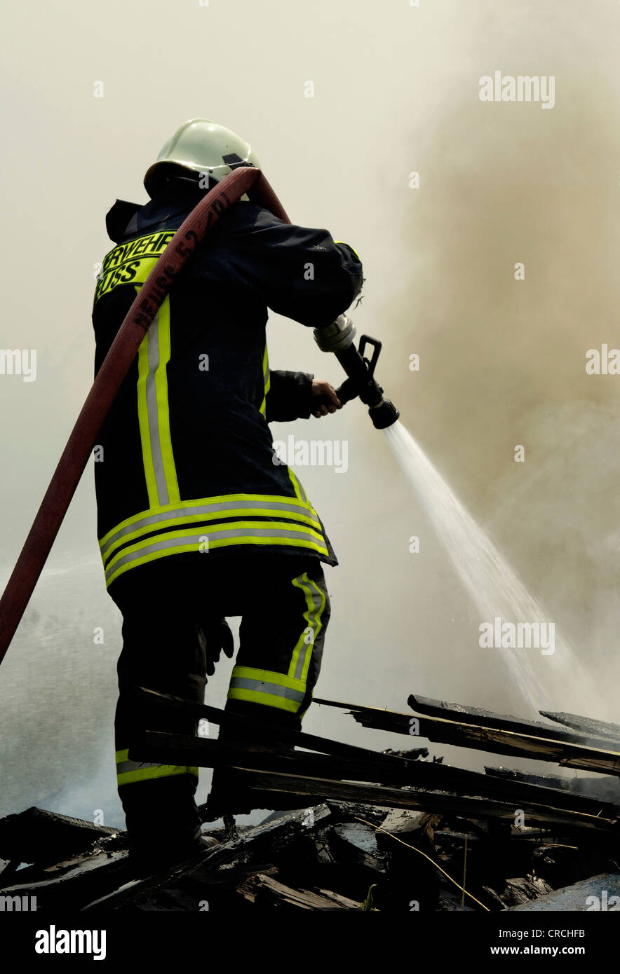 Feuerwehrmann in voller Aktivität, Deutschland Stockfoto