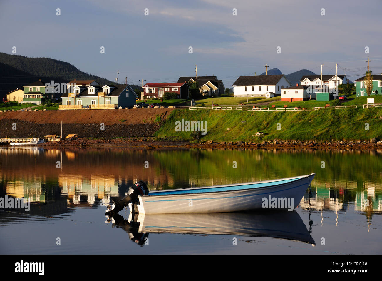 Häuser und Boote spiegelt sich in das Meer, Norris Point, Neufundland, Kanada Stockfoto