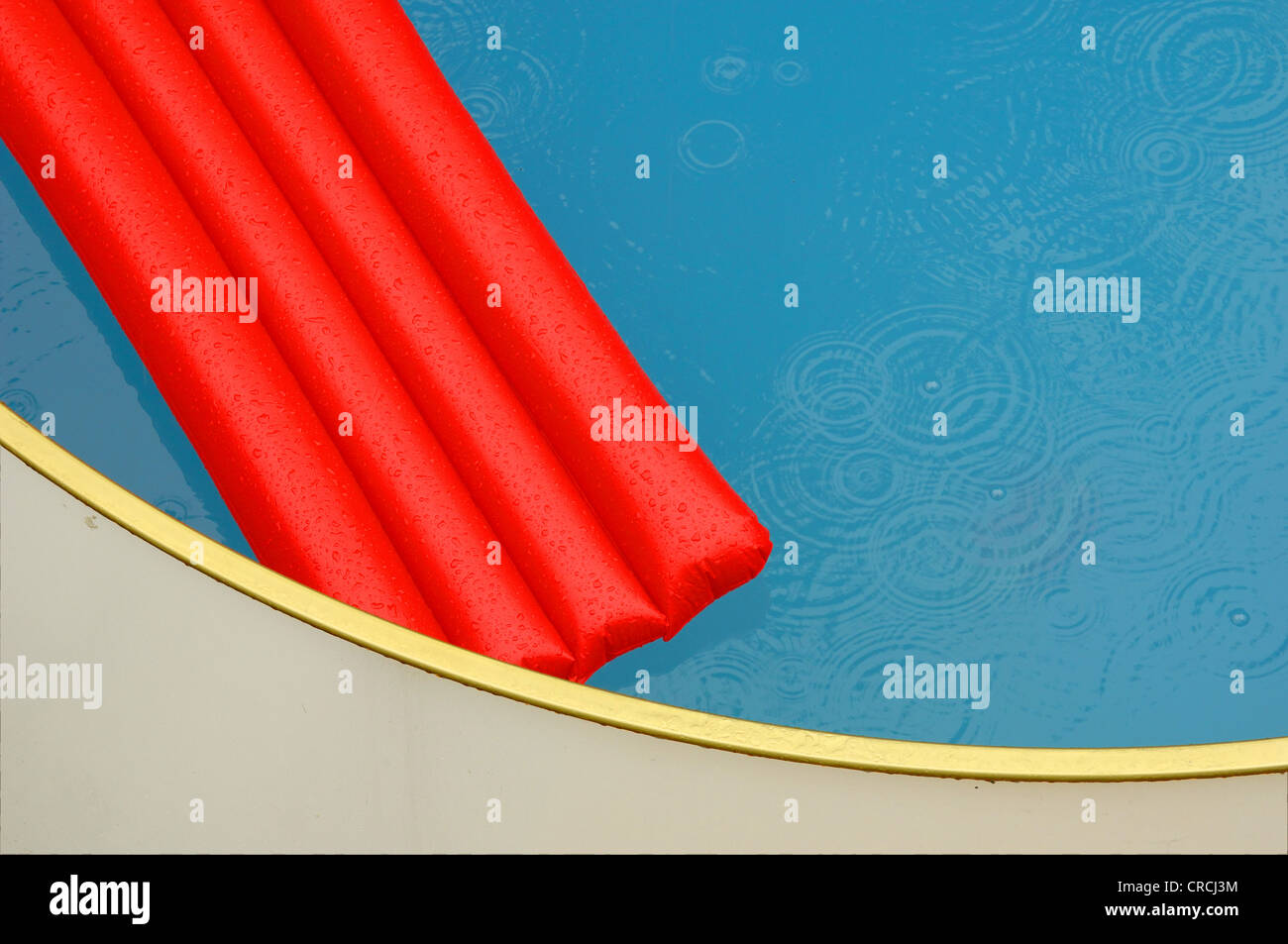 Luftmatratze im Pool im Regen Stockfoto