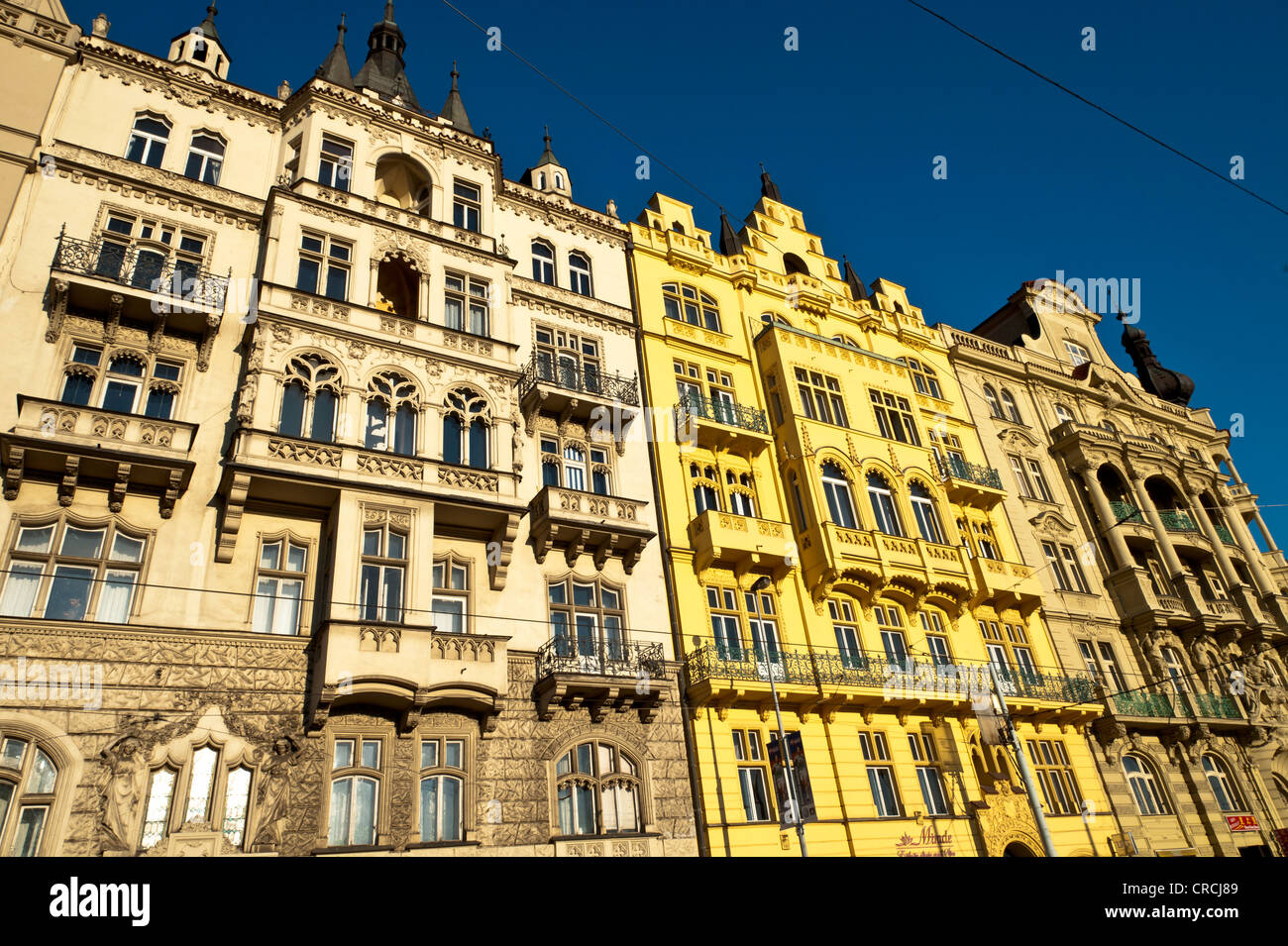 Jugendstil-Fassaden an den Ufern des Vitava Flusses, Prag, Tschechische Republik, Europa Stockfoto