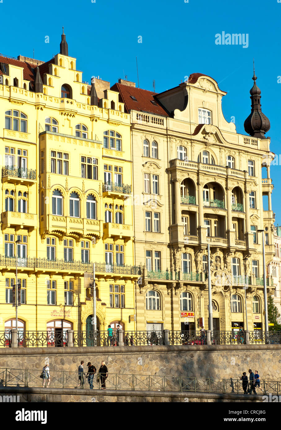 Jugendstil-Fassaden an den Ufern des Vitava Flusses, Prag, Tschechische Republik, Europa Stockfoto