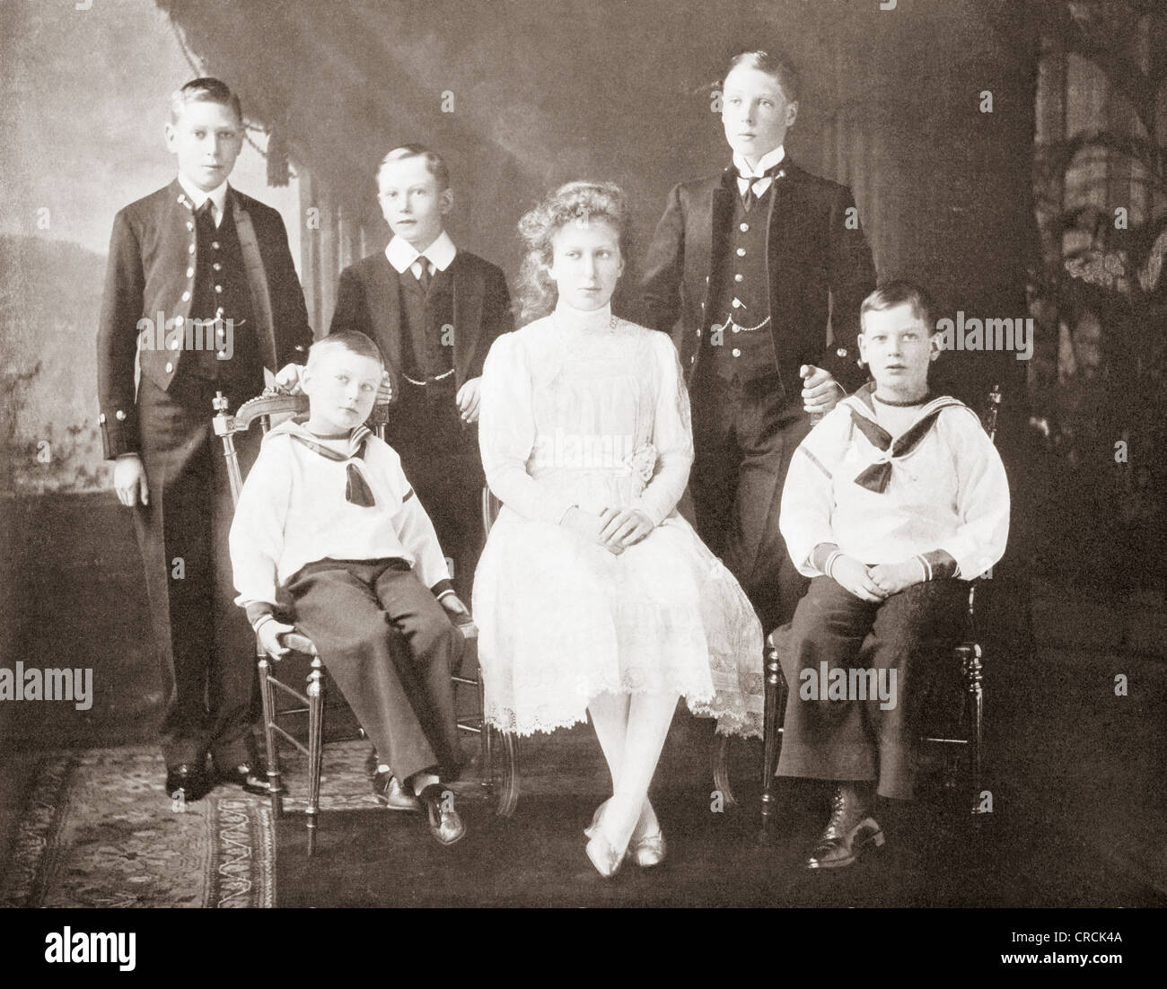 Kinder von König George V. Left nach rechts, Prinzen Albert, John und Henry, Prinzessin Mary, Prinz Edward von Wales, Prinz George. Stockfoto